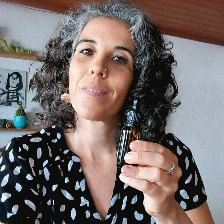 Ana Rita Rodrigues a segurar um frasco de floral de Bach